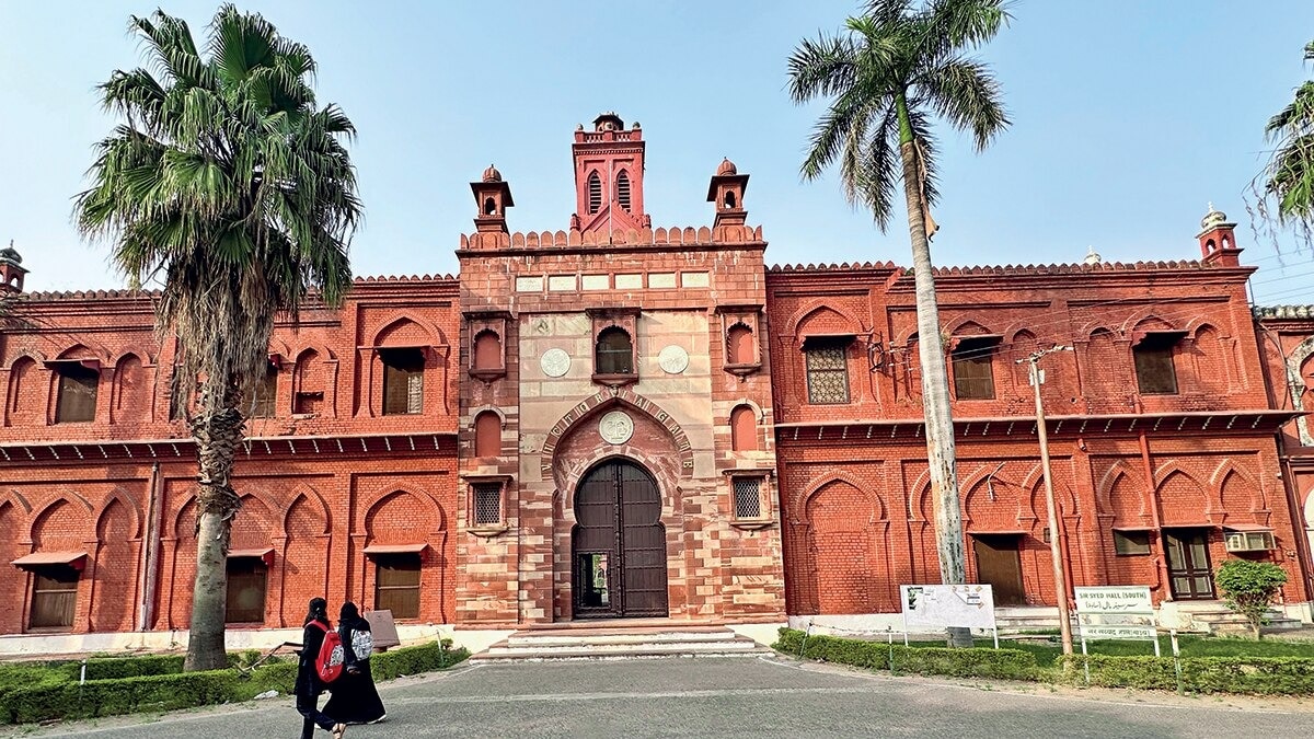 Aligarh Muslim University B.Tech Fees 2025: ZHCET Low-Cost Govt. Option, Hostel & JEE Main - FindMyCollege